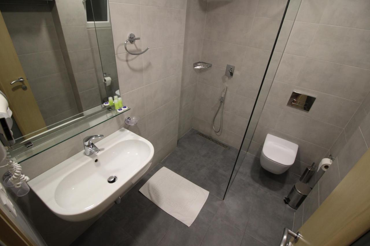Hotel Ari Sarandë Esterno foto