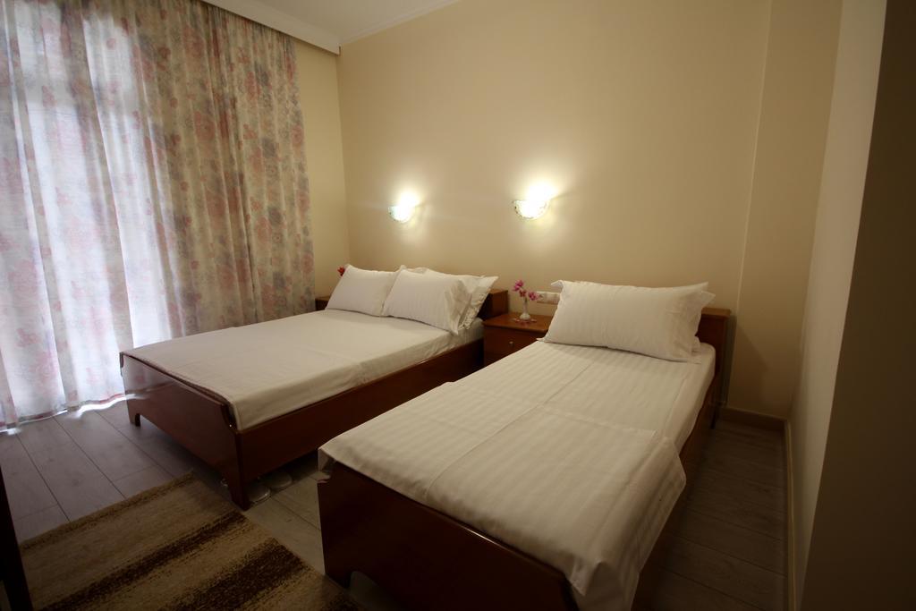 Hotel Ari Sarandë Esterno foto