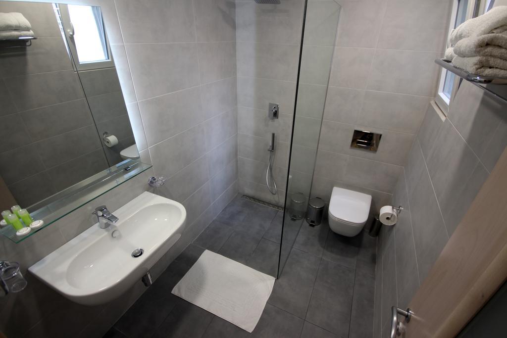 Hotel Ari Sarandë Esterno foto