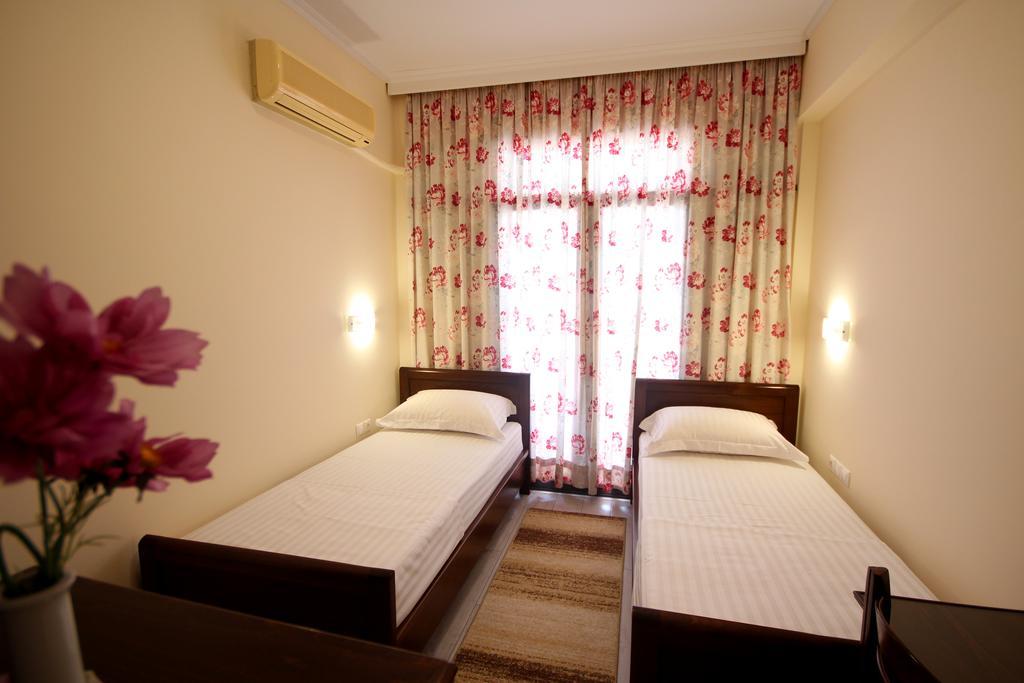 Hotel Ari Sarandë Esterno foto