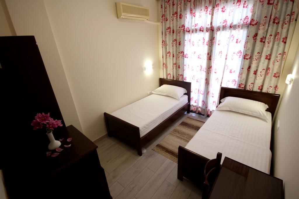 Hotel Ari Sarandë Esterno foto