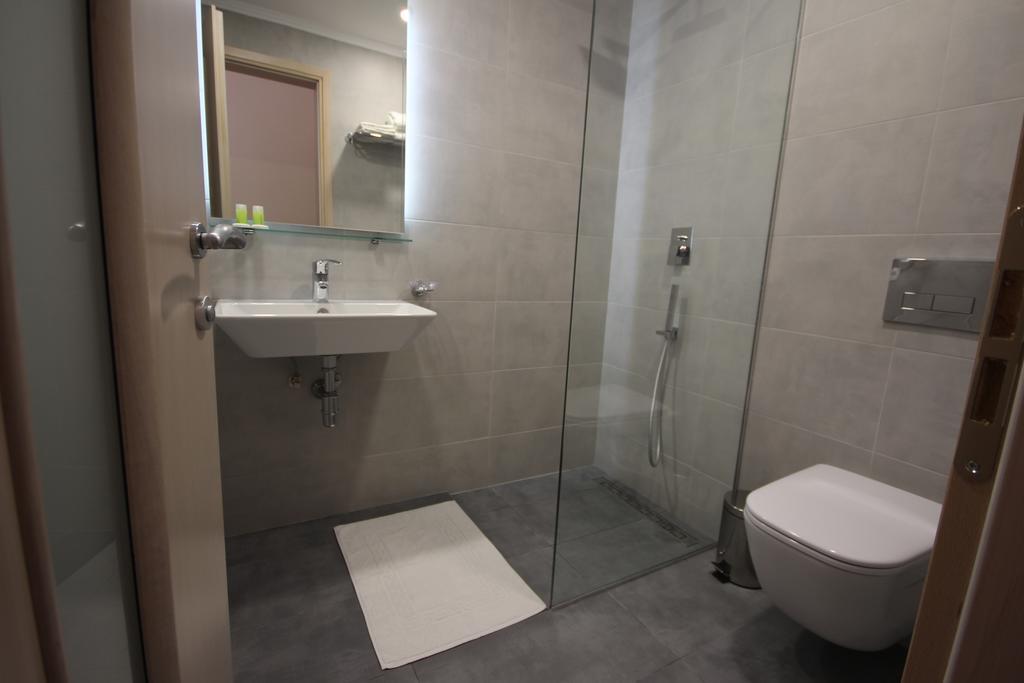 Hotel Ari Sarandë Esterno foto