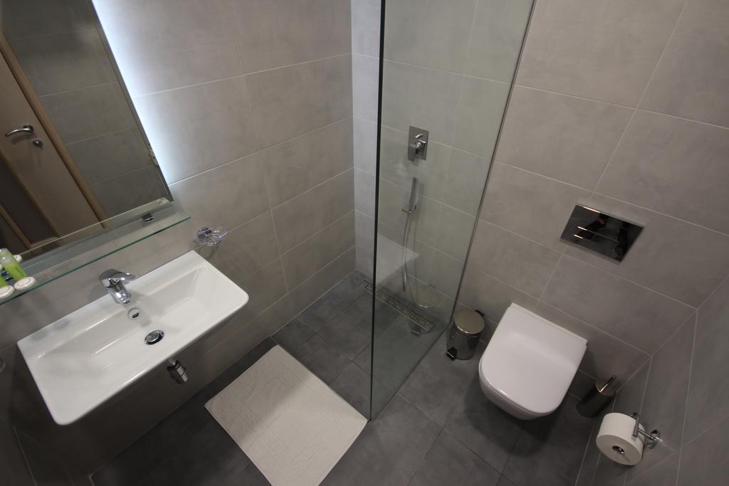 Hotel Ari Sarandë Esterno foto