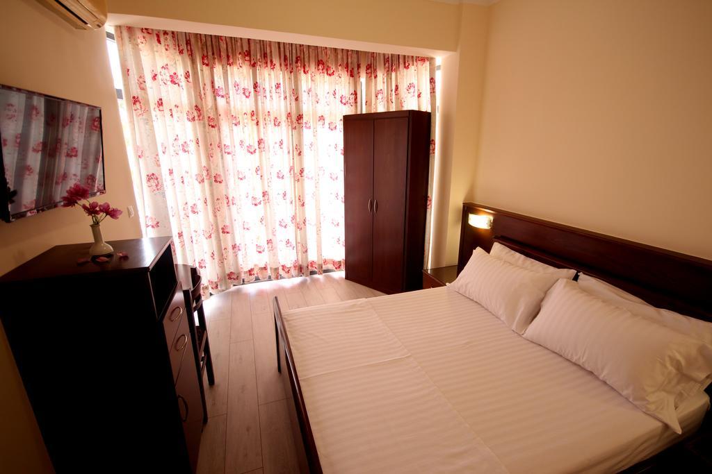 Hotel Ari Sarandë Esterno foto