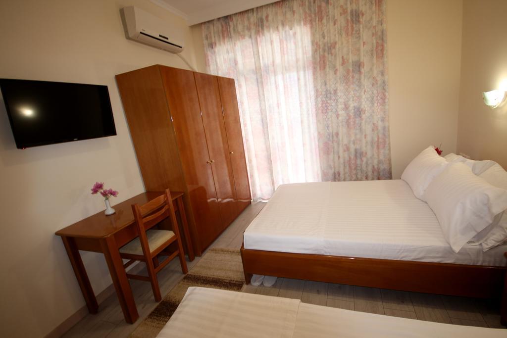 Hotel Ari Sarandë Esterno foto