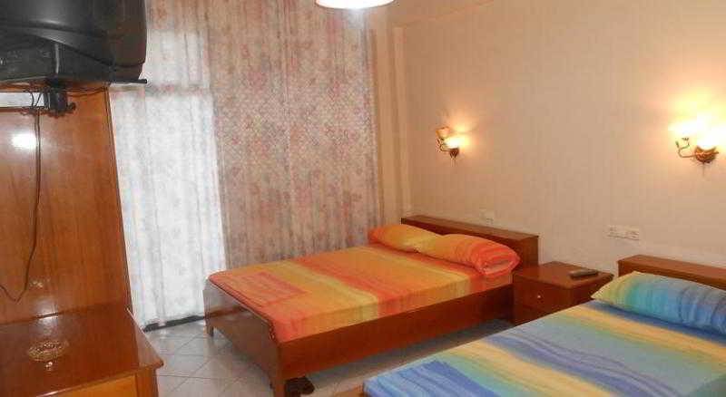 Hotel Ari Sarandë Esterno foto