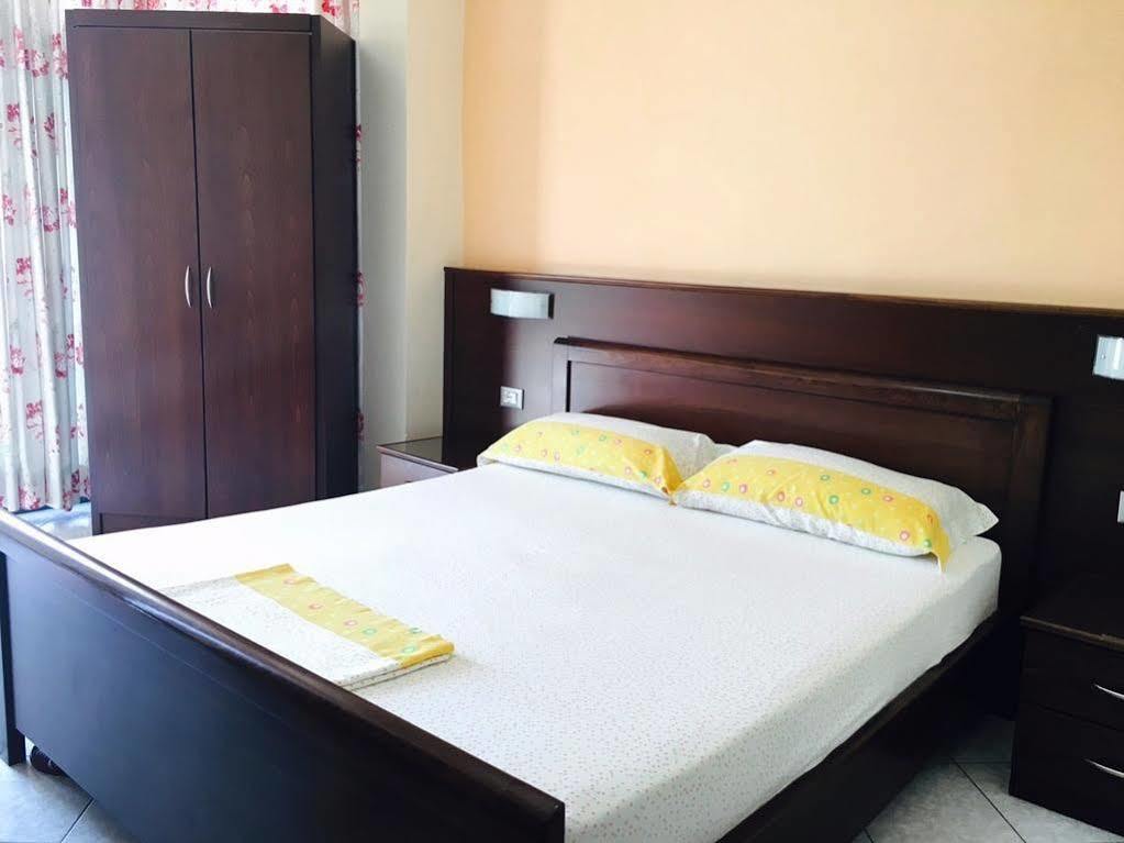 Hotel Ari Sarandë Esterno foto