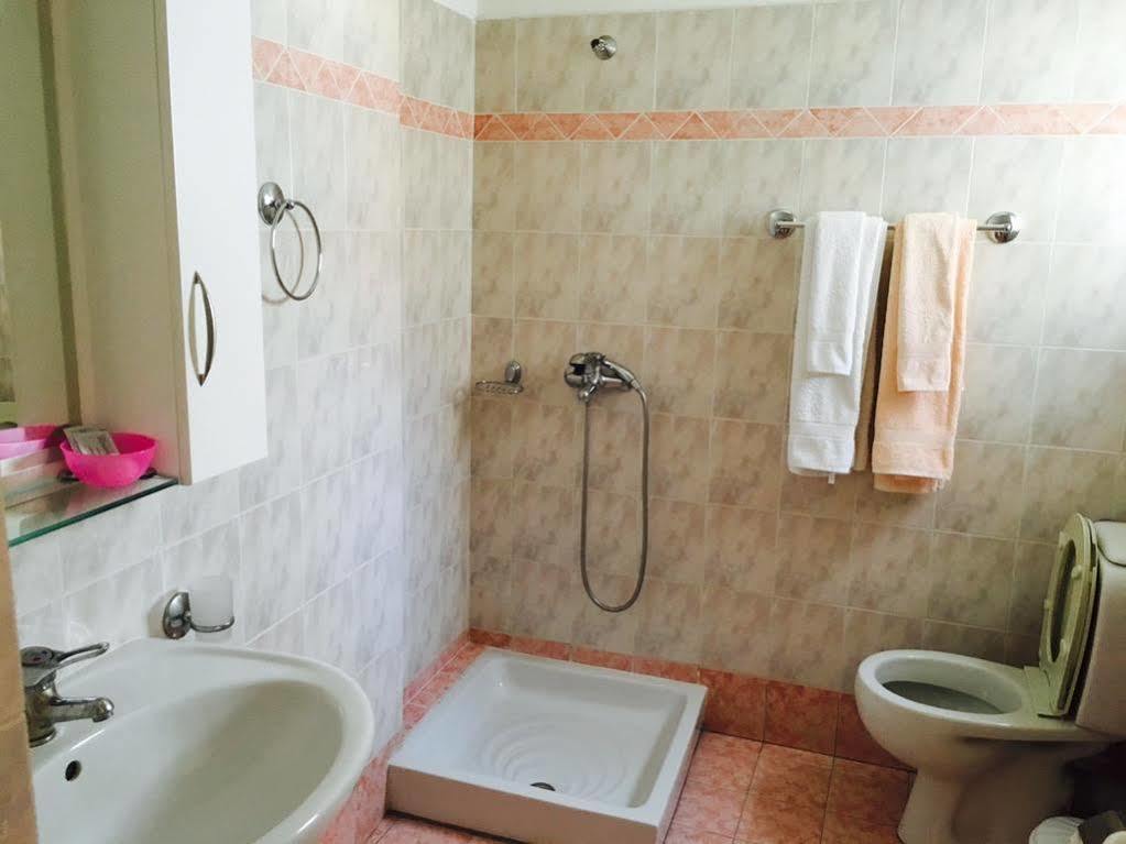 Hotel Ari Sarandë Esterno foto
