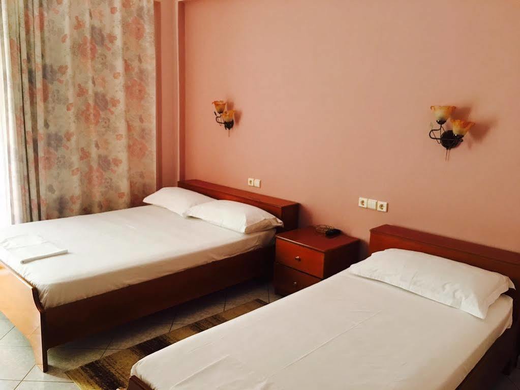 Hotel Ari Sarandë Esterno foto